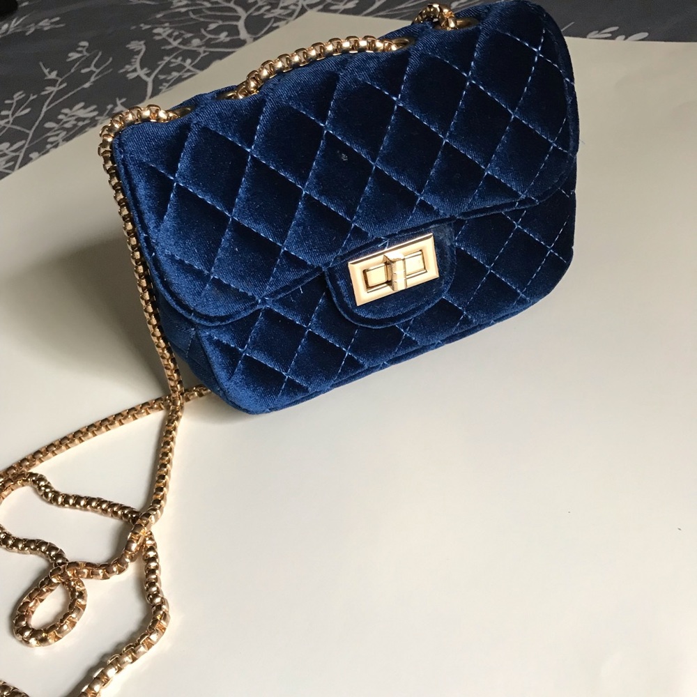 Trendy purse with gold chain strap
